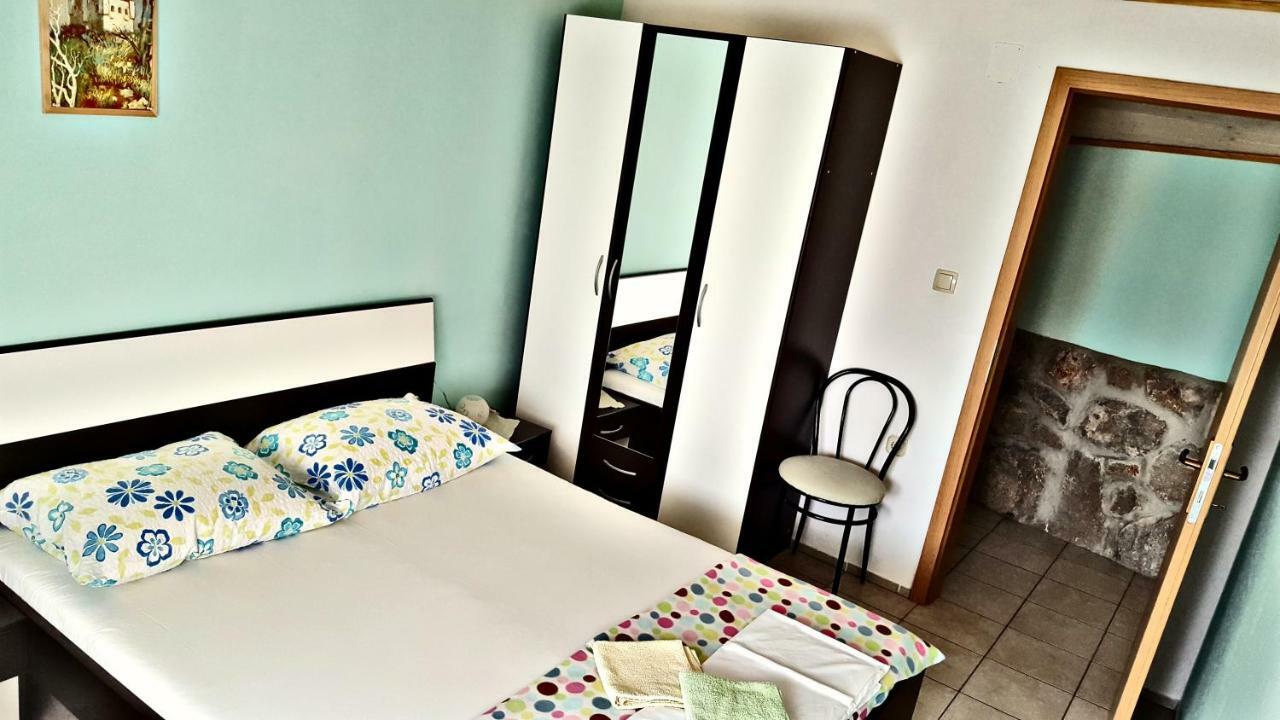 Apartments Anita Sibinj Krmpotski Ngoại thất bức ảnh